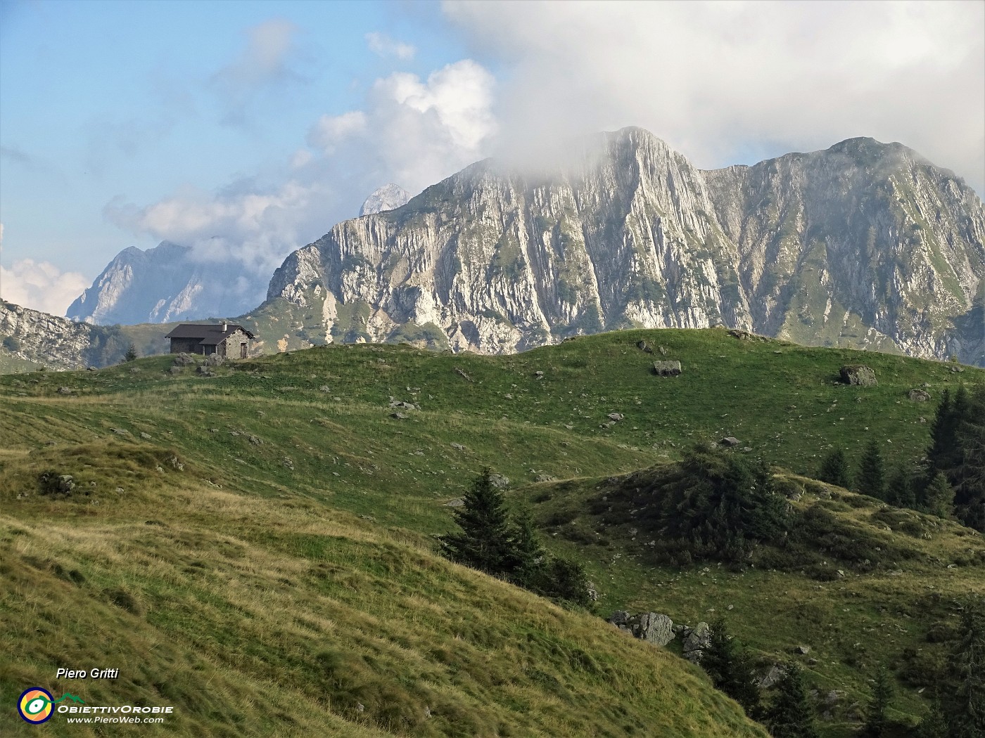 87 Uno sguardo alla Baita di Monte Campo(1878 m) .JPG